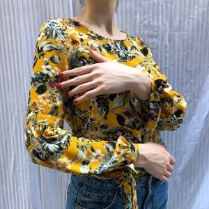 Super pretty long sleeve yellow-floral blouse 🌞🌻